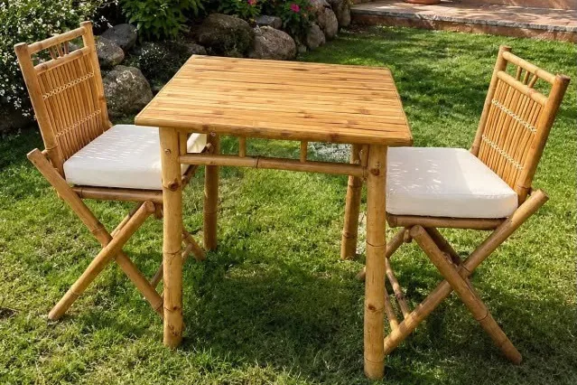 מערכות ישיבה לגינה מעץ עם נוכחות טבעית